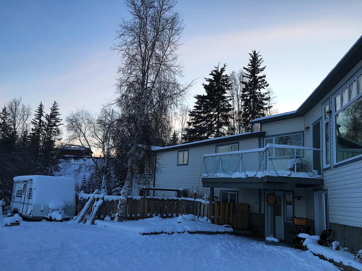 Bed and Breakfast Mabuhay Lakeside Manor Йеллоунайф Экстерьер фото