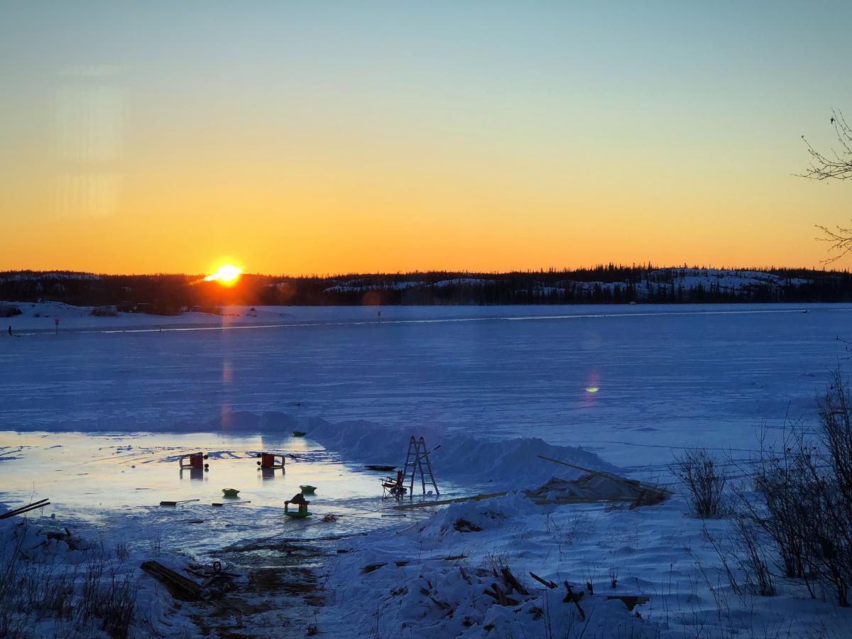 Bed and Breakfast Mabuhay Lakeside Manor Йеллоунайф Экстерьер фото