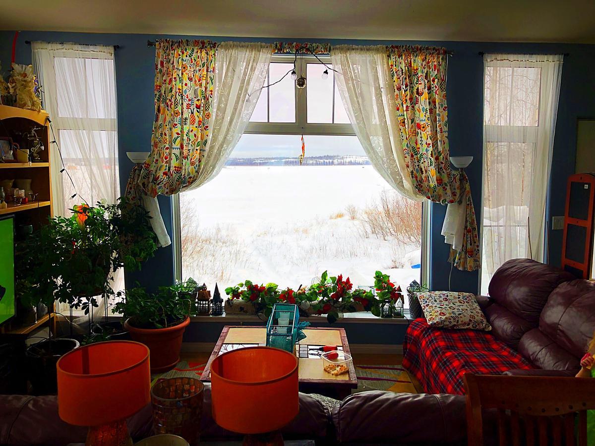 Bed and Breakfast Mabuhay Lakeside Manor Йеллоунайф Экстерьер фото