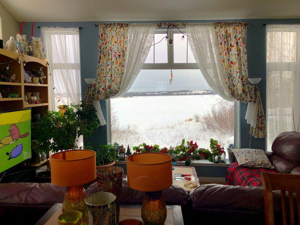 Bed and Breakfast Mabuhay Lakeside Manor Йеллоунайф Экстерьер фото
