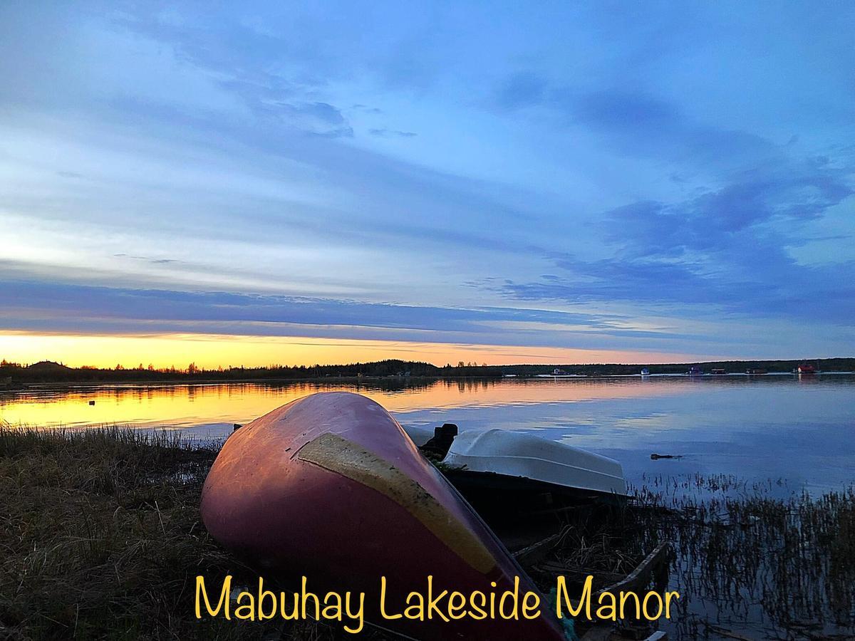 Bed and Breakfast Mabuhay Lakeside Manor Йеллоунайф Экстерьер фото