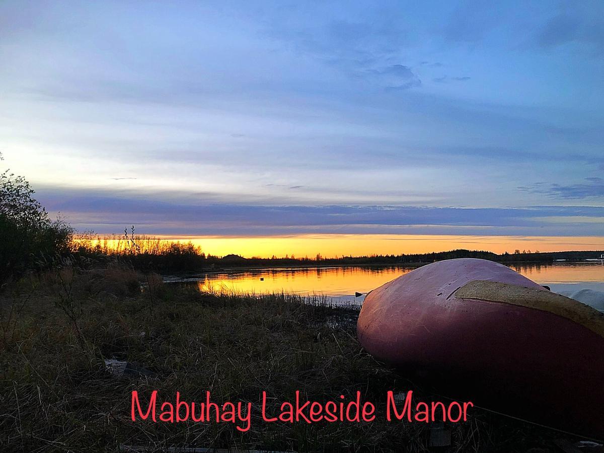 Bed and Breakfast Mabuhay Lakeside Manor Йеллоунайф Экстерьер фото