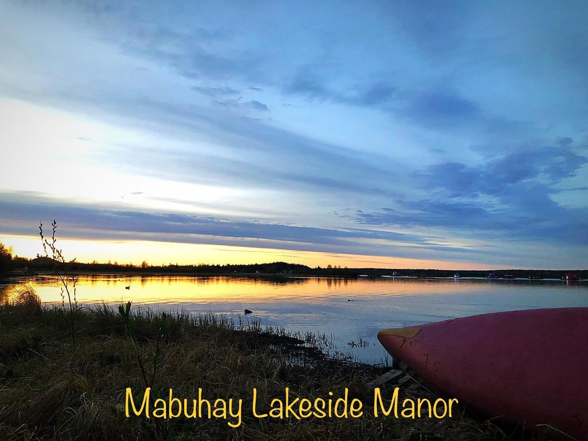 Bed and Breakfast Mabuhay Lakeside Manor Йеллоунайф Экстерьер фото