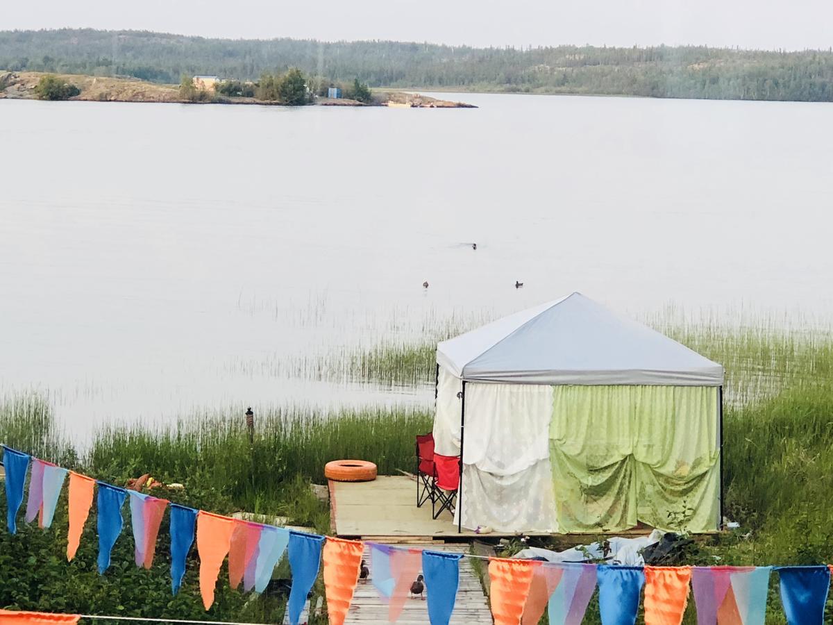 Bed and Breakfast Mabuhay Lakeside Manor Йеллоунайф Экстерьер фото