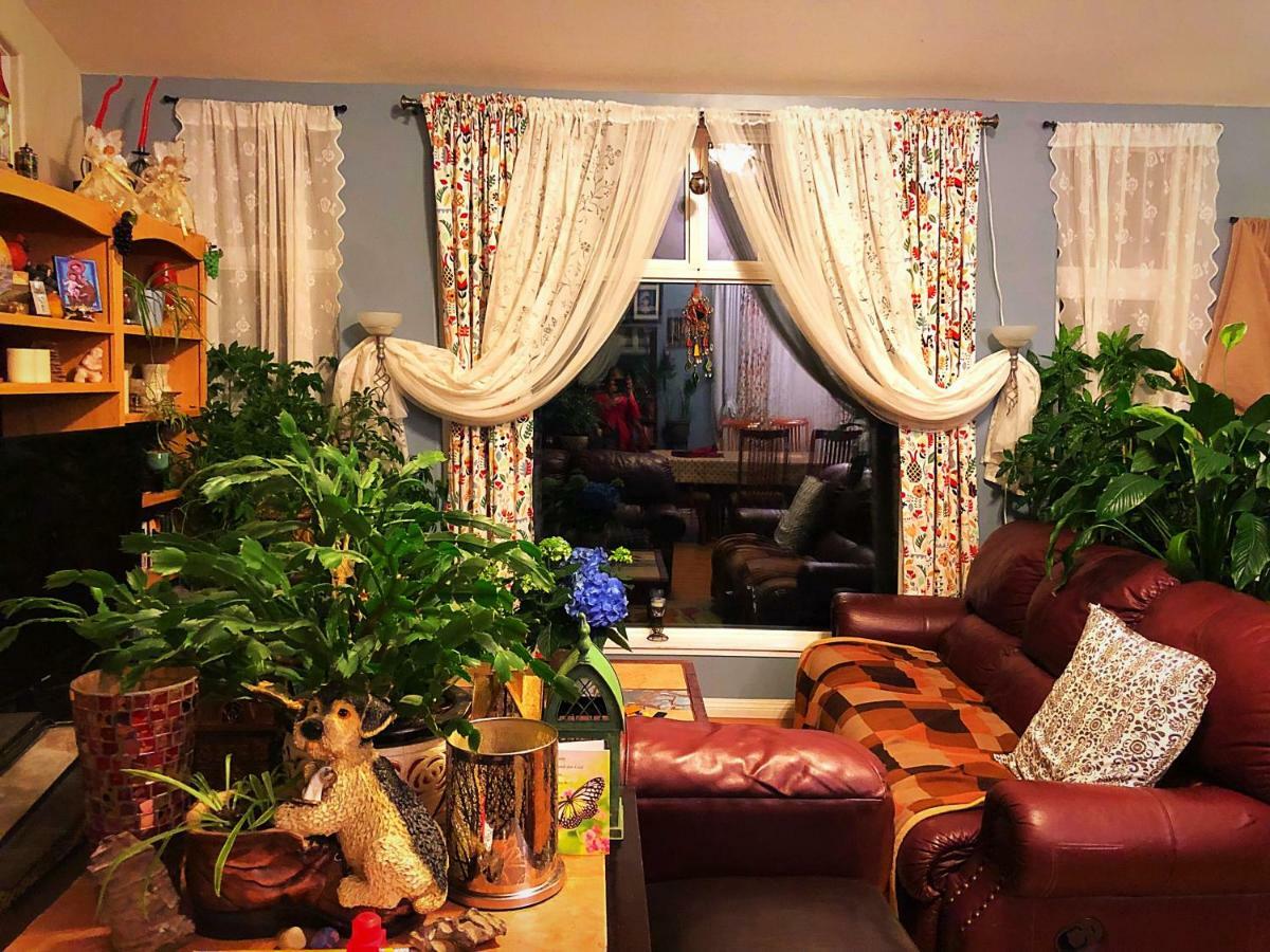 Bed and Breakfast Mabuhay Lakeside Manor Йеллоунайф Экстерьер фото